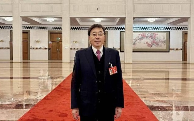 全国政协委员邓中翰：AI不能只靠“堆算力” 需探索“数据+知识”融合新路径｜两会问科技⑥