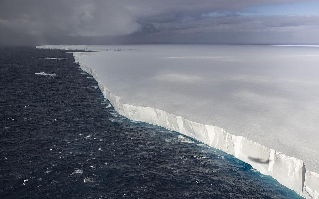 英国研发全球首款AI冰山碎片追踪系统，有望填补气候观测盲点