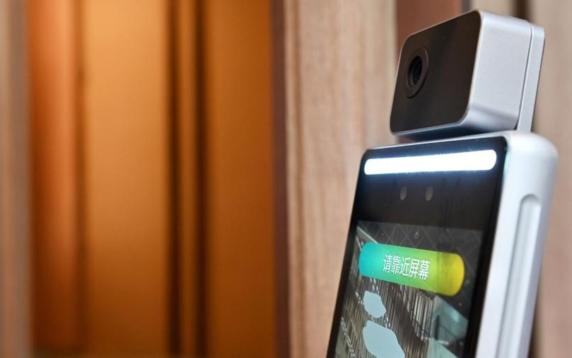 “人脸识别时要穿衣服”冲上热搜,记者调查发现,真正的风险不止“不穿衣服”