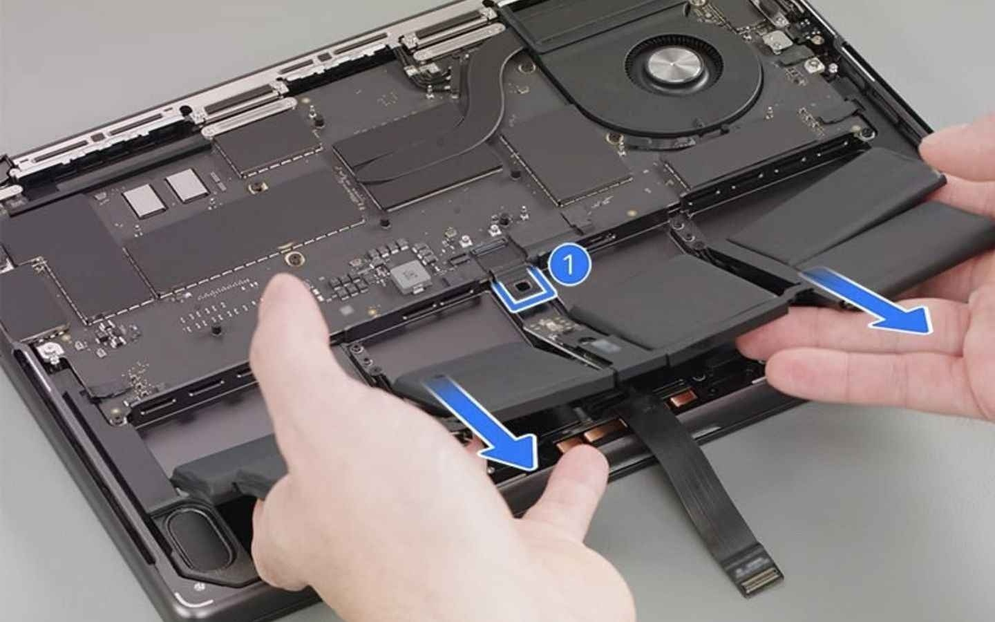 苹果简化了 14 英寸 M5 MacBook Pro 的电池更换流程