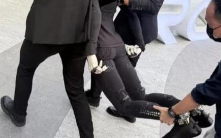 小鹏IRON人形机器人首秀行走摔倒，何小鹏回应