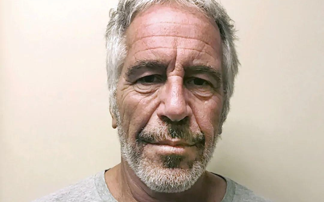 震惊 | 诡异照片视频！爱泼斯坦追逐女孩！安德鲁爬在女子身上……