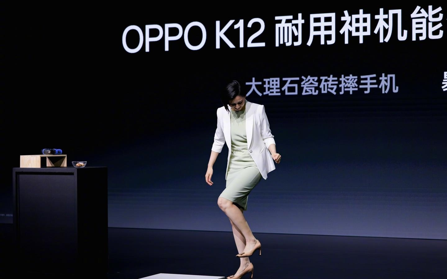 OPPO 产品经理 Monica 宣布辞职，曾贡献“高跟鞋踩手机”名场面