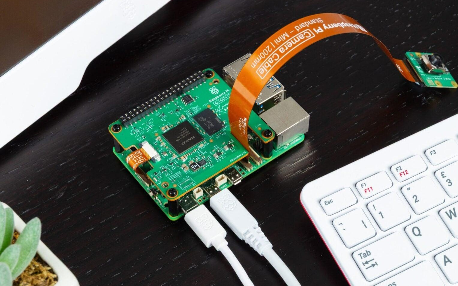 树莓派AI扩展板HAT+ 2登场：40 TOPS推理算力，板载8GB内存