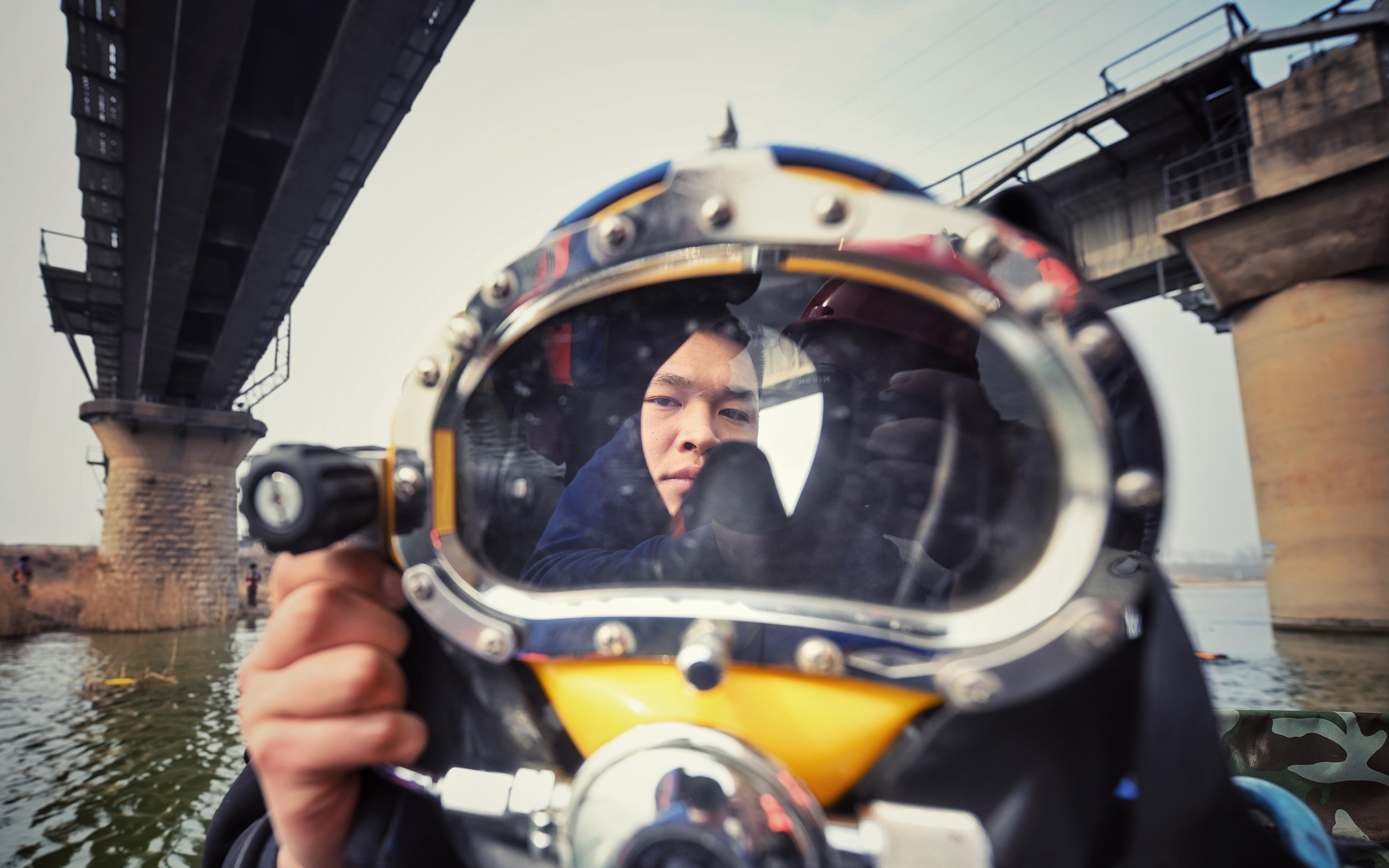 人机配合,他们为水下桥梁“做体检”