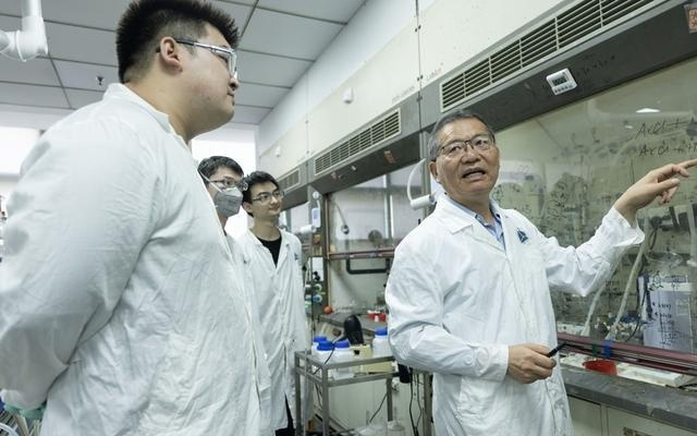 马大为获上海市科技功臣奖：勇攀有机化学最高峰