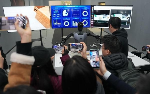 中国霸榜开源AI，美业界掀起“团战”