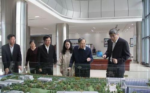 追忆杨振宁：曾来粤考察散裂中子源，称赞建设非常有远见