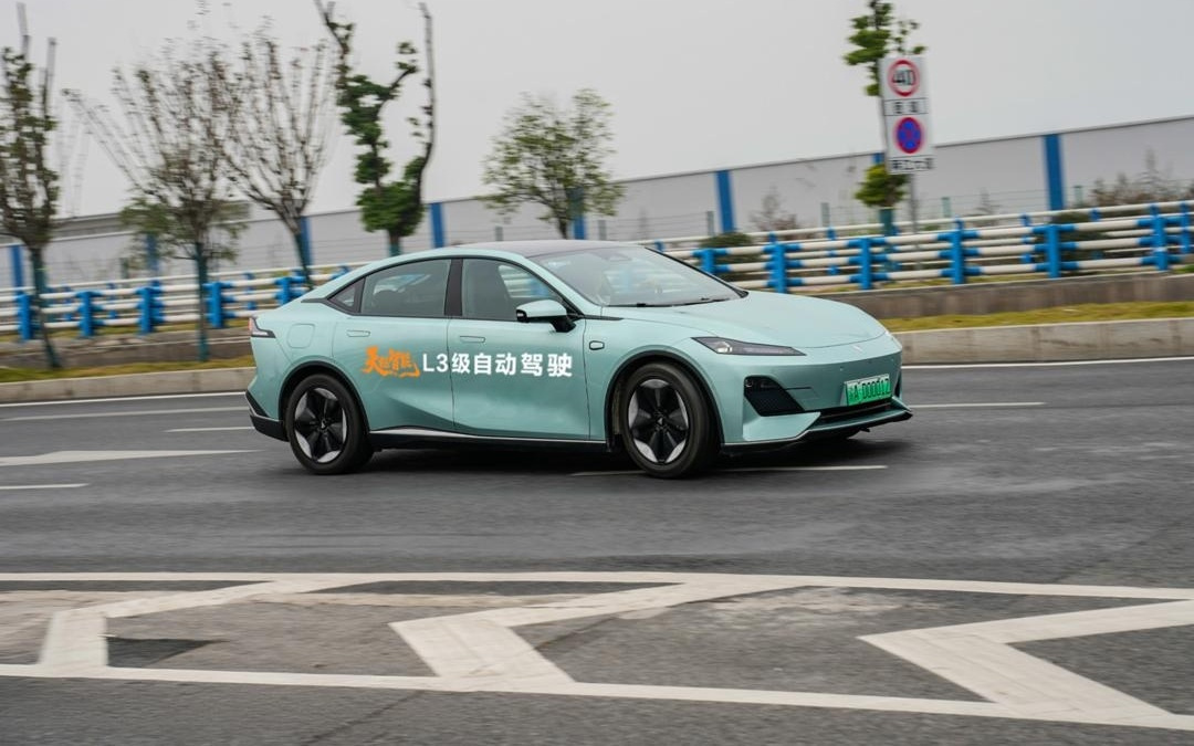 重庆8D交通“路考”全国首块L3车牌，开起来够稳吗？｜封面测试