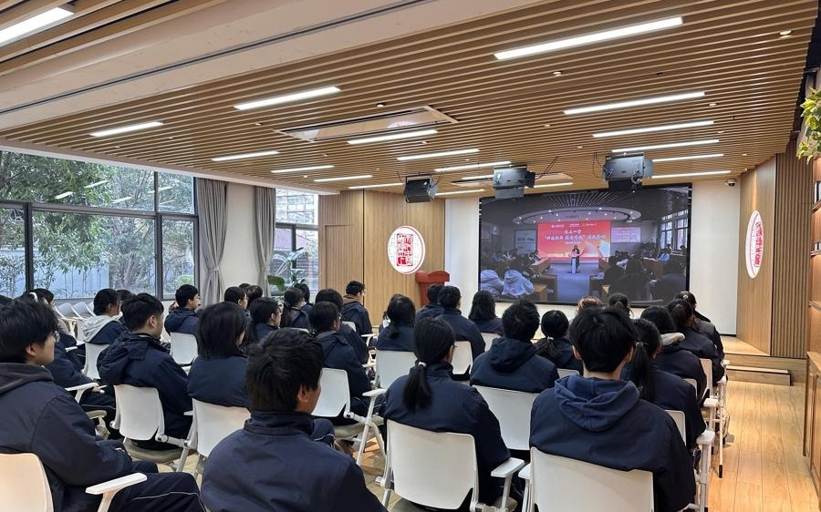 在南极徒手拧螺丝，首次观测到系外天体！他把南极故事讲进上师大思政课堂