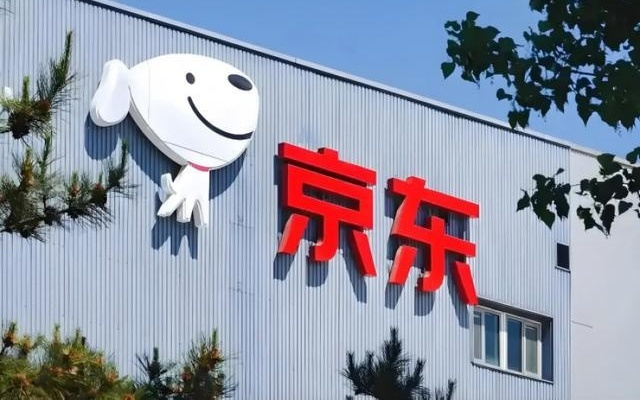 日百扛旗，外卖攻城：京东2025双线告捷