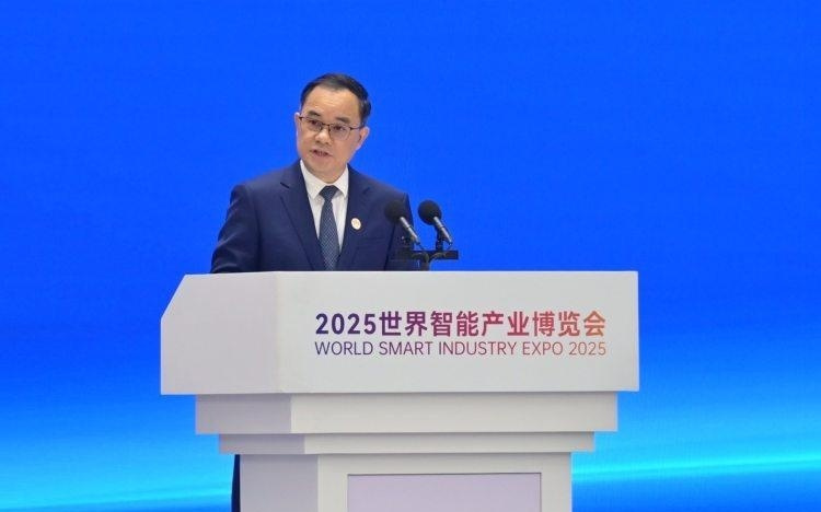 长安汽车朱华荣：未来汽车就是可进化的智能汽车机器人