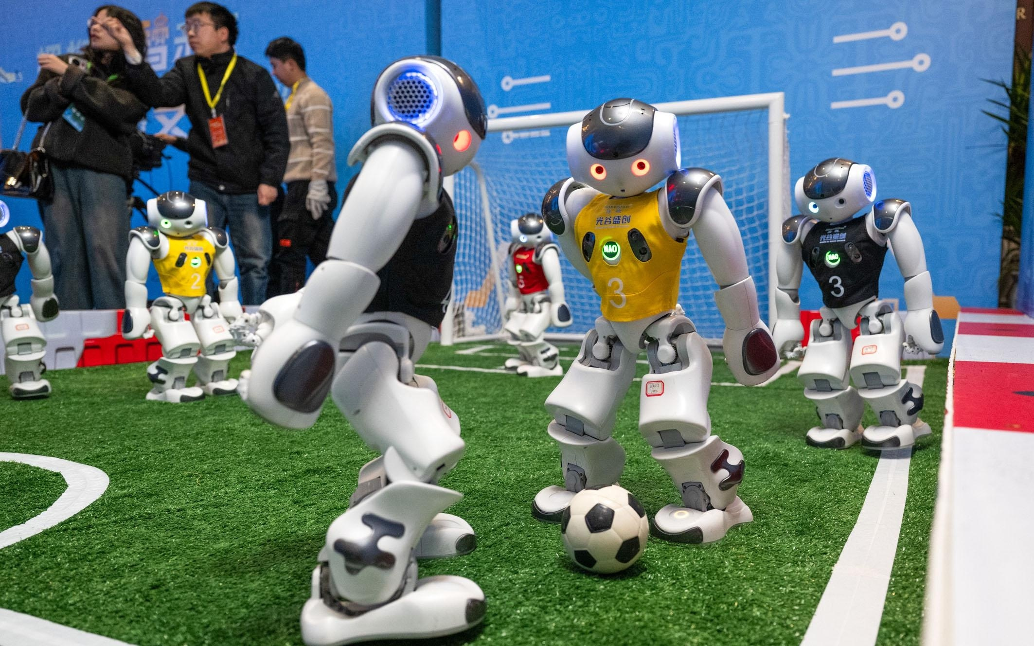 人形机器人“春节档”吸睛 技术进化折射产业新机