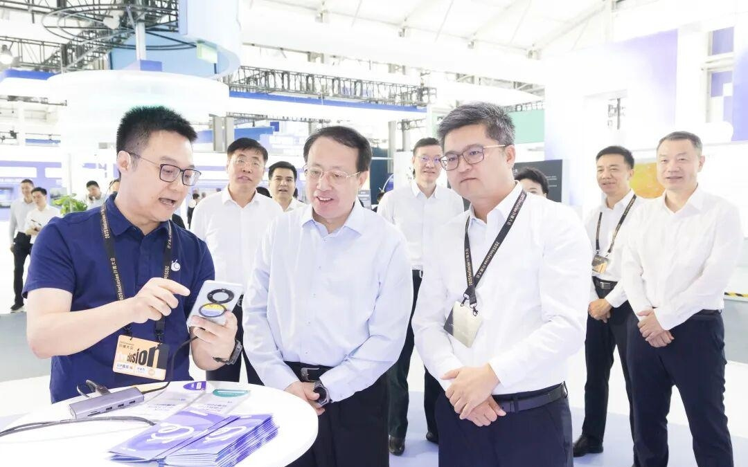 以“人工智能+”赋能千行百业，持续锻造金融科技核心竞争力！龚正考察2025外滩大会