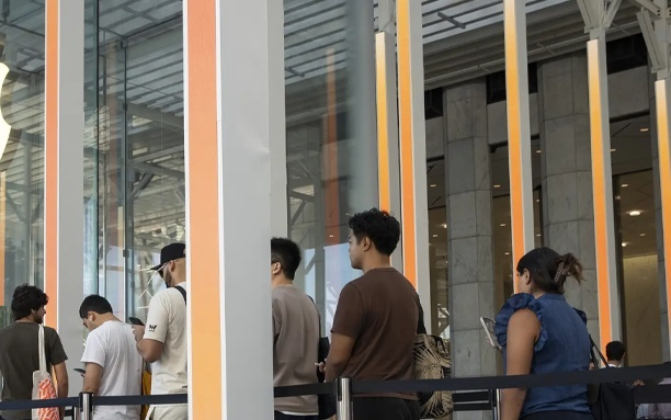 2.43亿部！iPhone卖爆了，苹果今年或反超三星，登顶全球智能手机市场