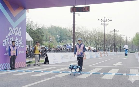 高德公开全球首款具身机器人