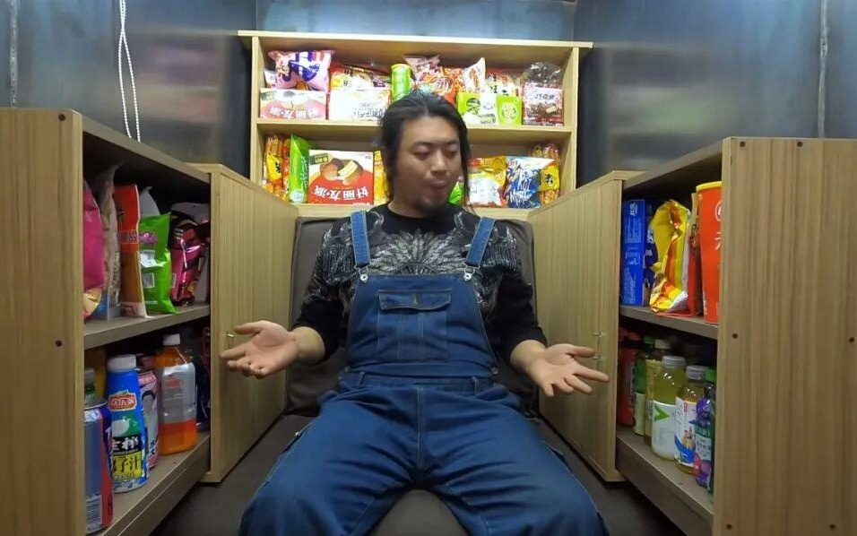 AI生成的“末日安全屋”，每晚正陪着年轻人入睡