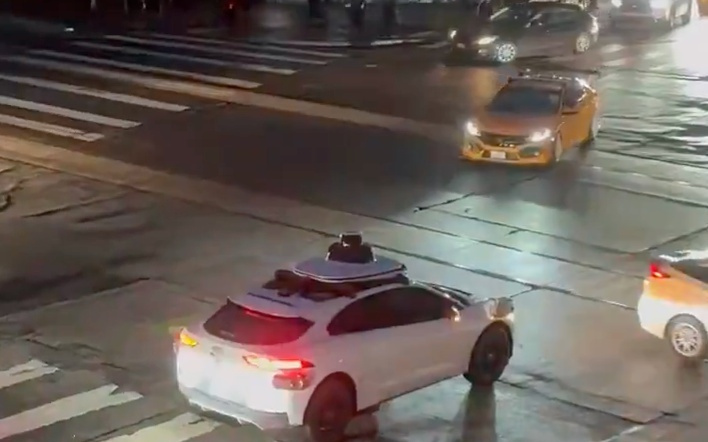 紅綠燈不工作Waymo自動駕駛車輛當(dāng)街集體趴窩，馬斯克：特斯拉不受影響