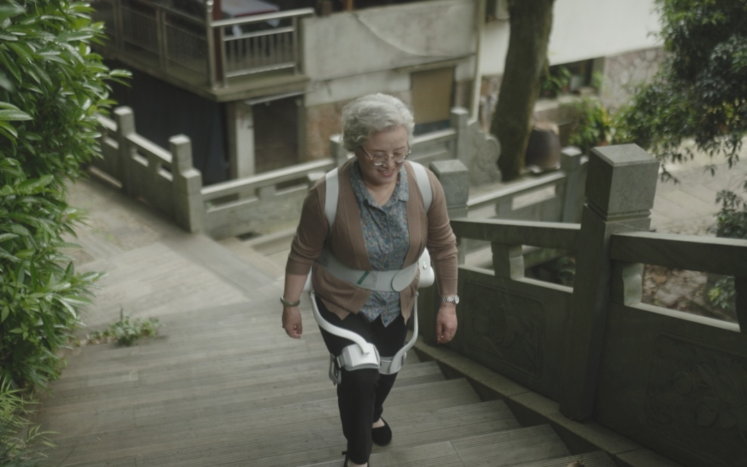 76岁阿姨当场下单的秘密：穿它旅游爬山，腿脚仿佛回到20岁？