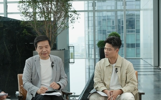 雷军回应“小米老是赶潮流”质疑：我们是最早一批做机器人的公司