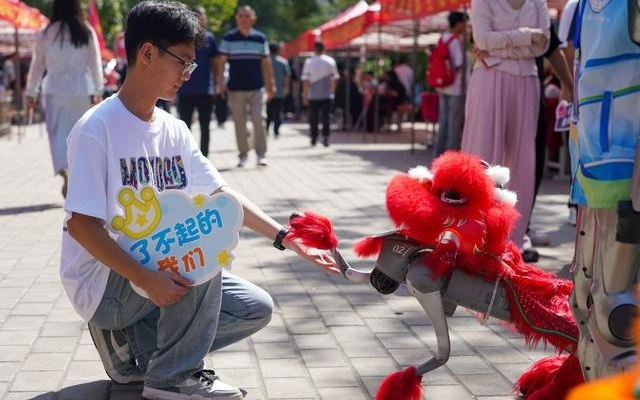 迎新“卷”出新高度！郑科“机器人学长”帮我扛行李去宿舍