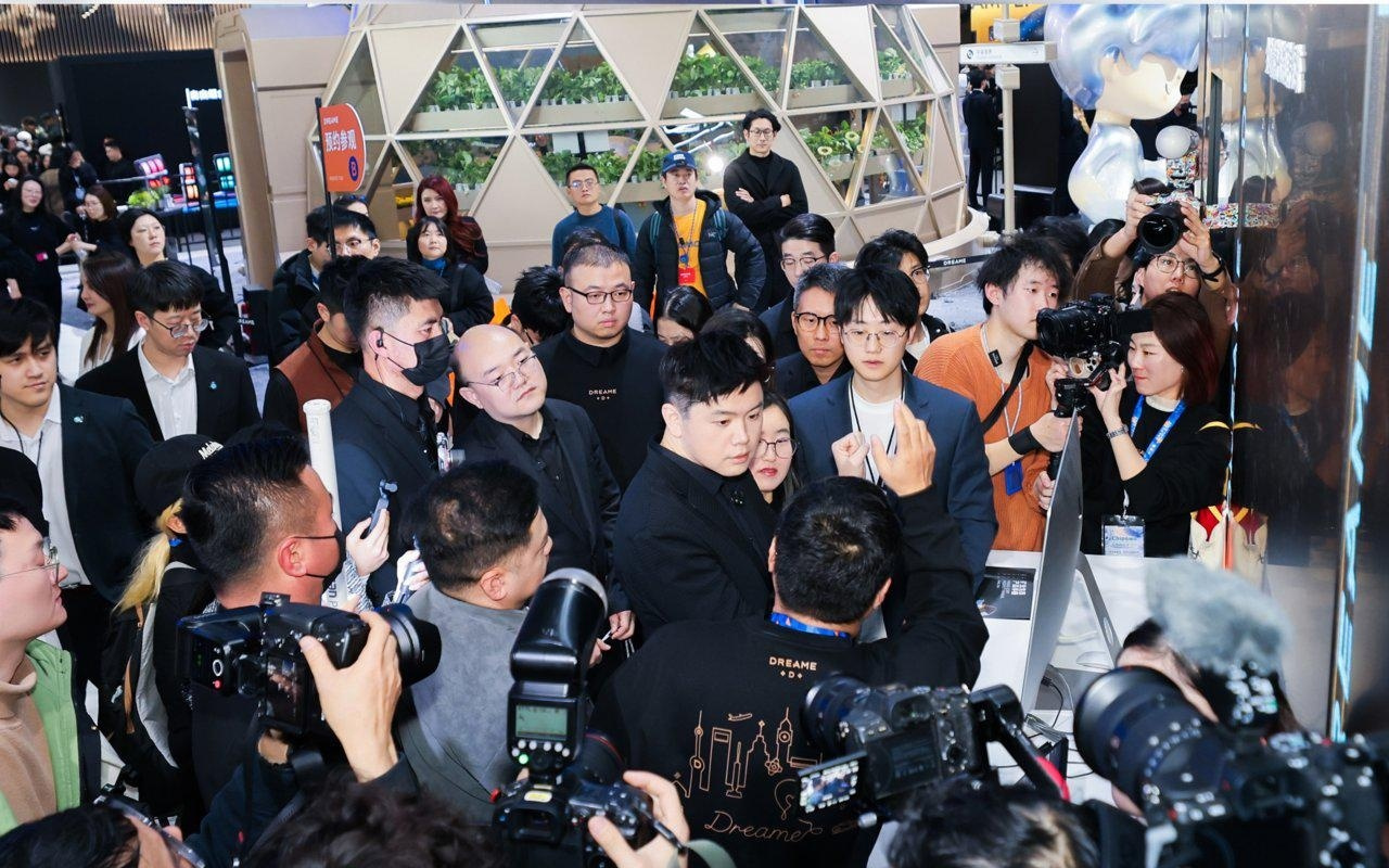 AWE现场“AuraLink光通信技术”全球首发,做AI与具身机器人的“超级神经”|公司动态