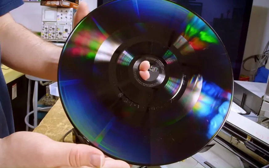 博主考古被遗忘的视盘格式:显微镜下惊现CED光盘表面模拟图像