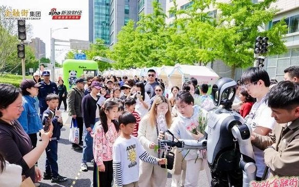 机器人“天团”炫技，2026金融街智绘春光嘉年华现场销售额达161万元
