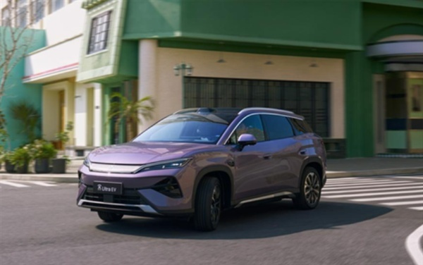 日媒酸了!比亚迪一年狂更200次软件:将特斯拉远远甩在身后