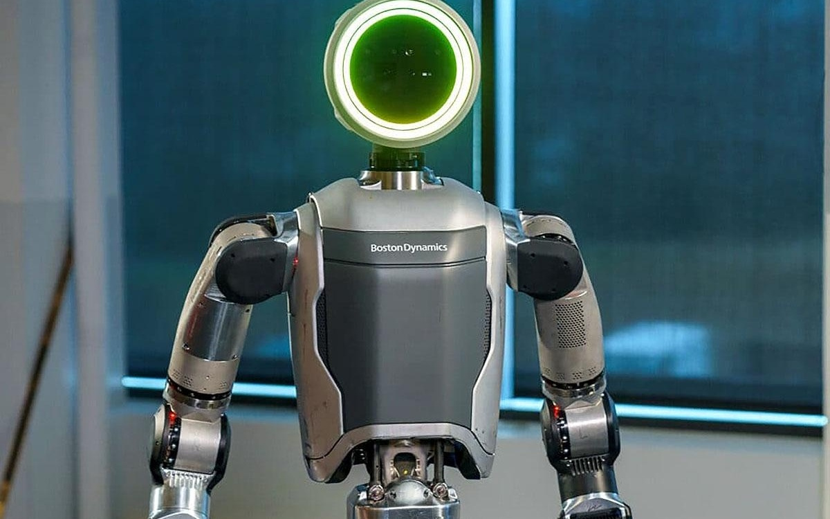 波士顿动力Atlas人形机器人秀后空翻差点摔倒，手部保护罩被甩飞