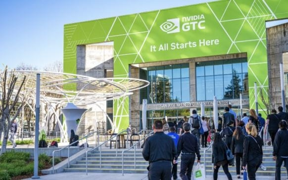 美国的“阳谋”：让英伟达充当AI基建的“小发改委”