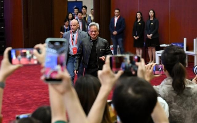 美国解禁H20芯片AB面，黄仁勋一年三次来华的“芯”事