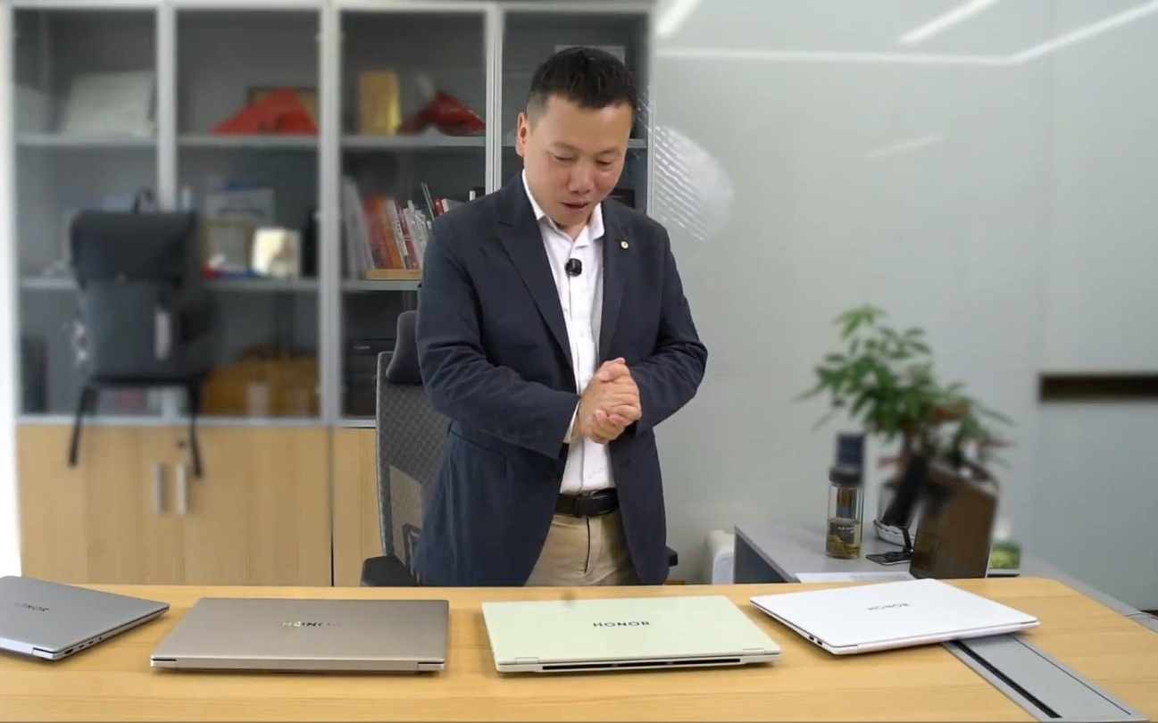 荣耀朱臣才开箱MagicBook系列新品，演示Magic视界新功能