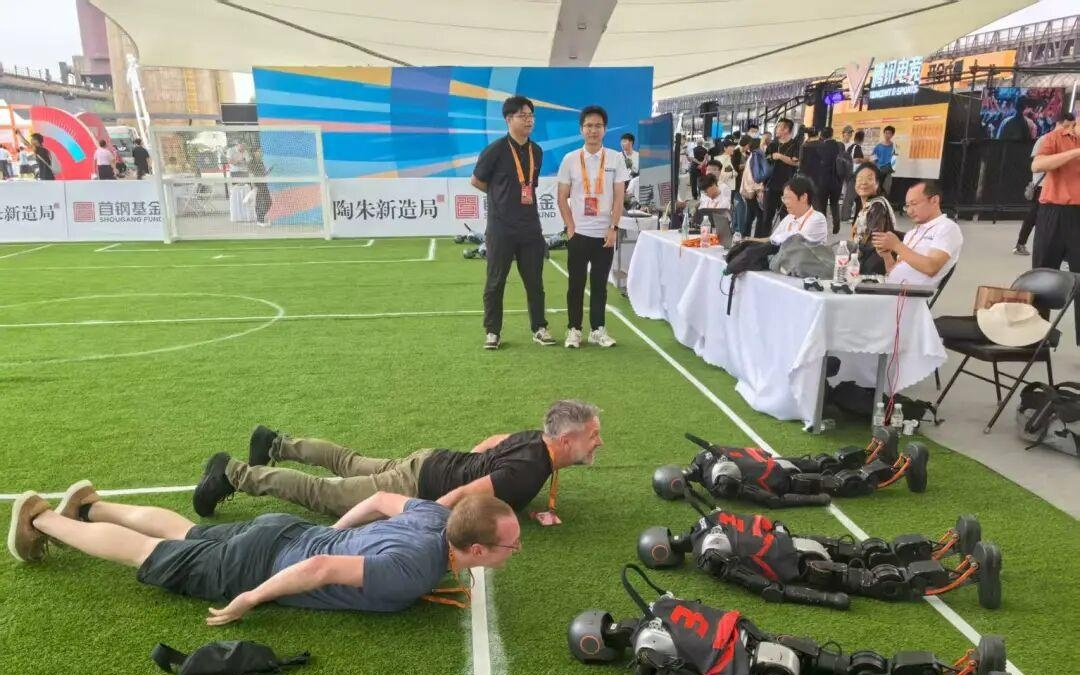 人形机器人订单“爆了”，有的近4亿元！服贸会上钢铁“小孩哥”忙得快迷路了