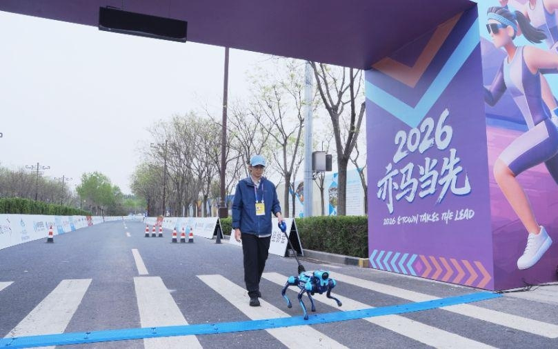 阿里入局具身智能硬件，高德发布首款机器人"途途"