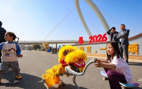 春晚机器人表演南京也有，快来建邺区和机器人零距离互动