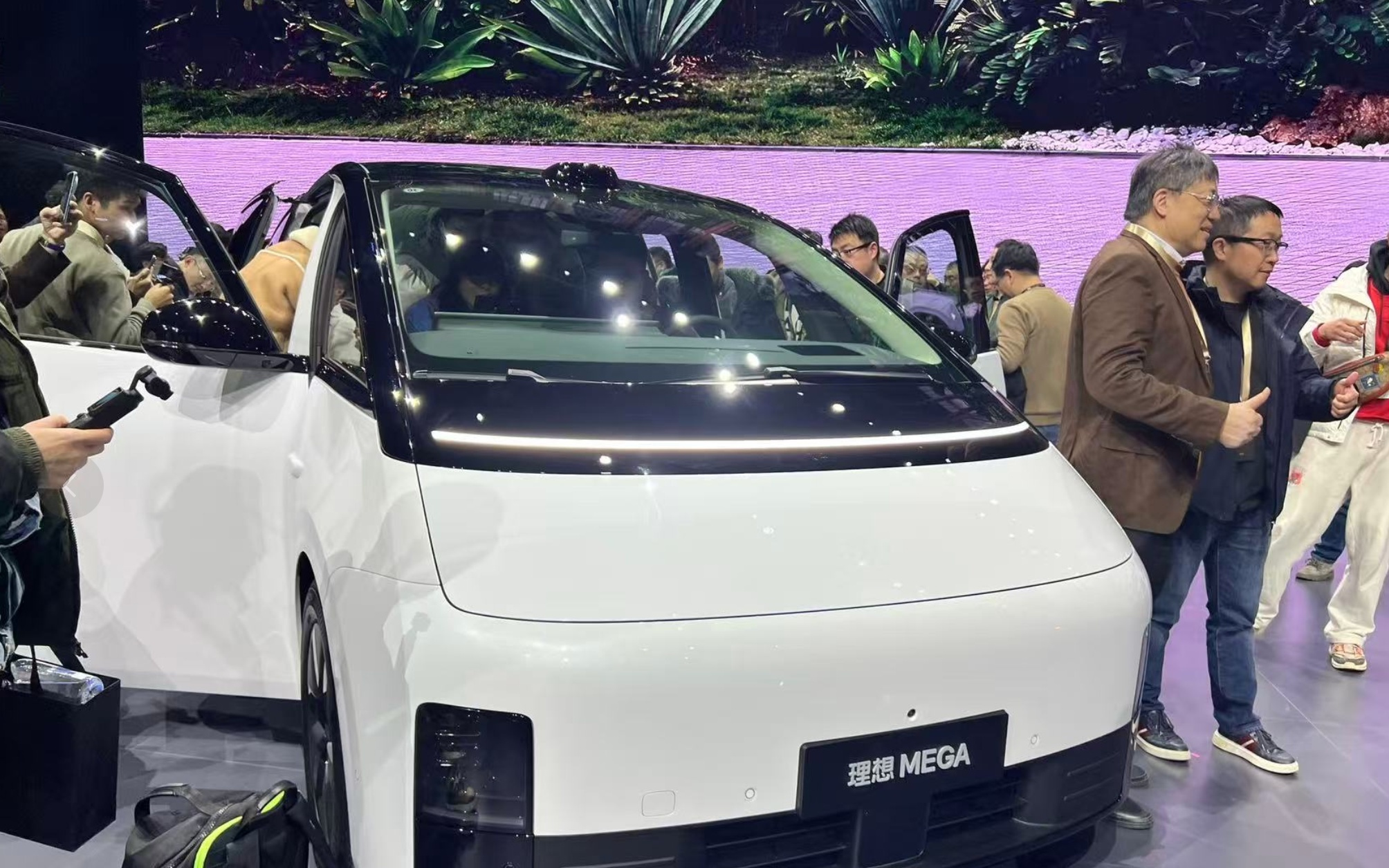 理想汽车召回超万辆MEGA:提高电池安全,车企应该站出来