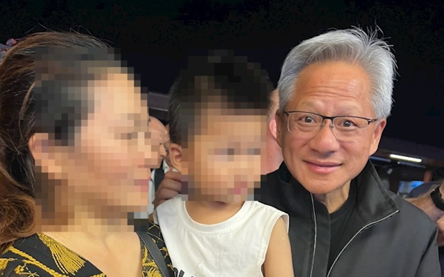 黄仁勋夜游什刹海：穿皮衣与路人合影，并在酒吧小酌