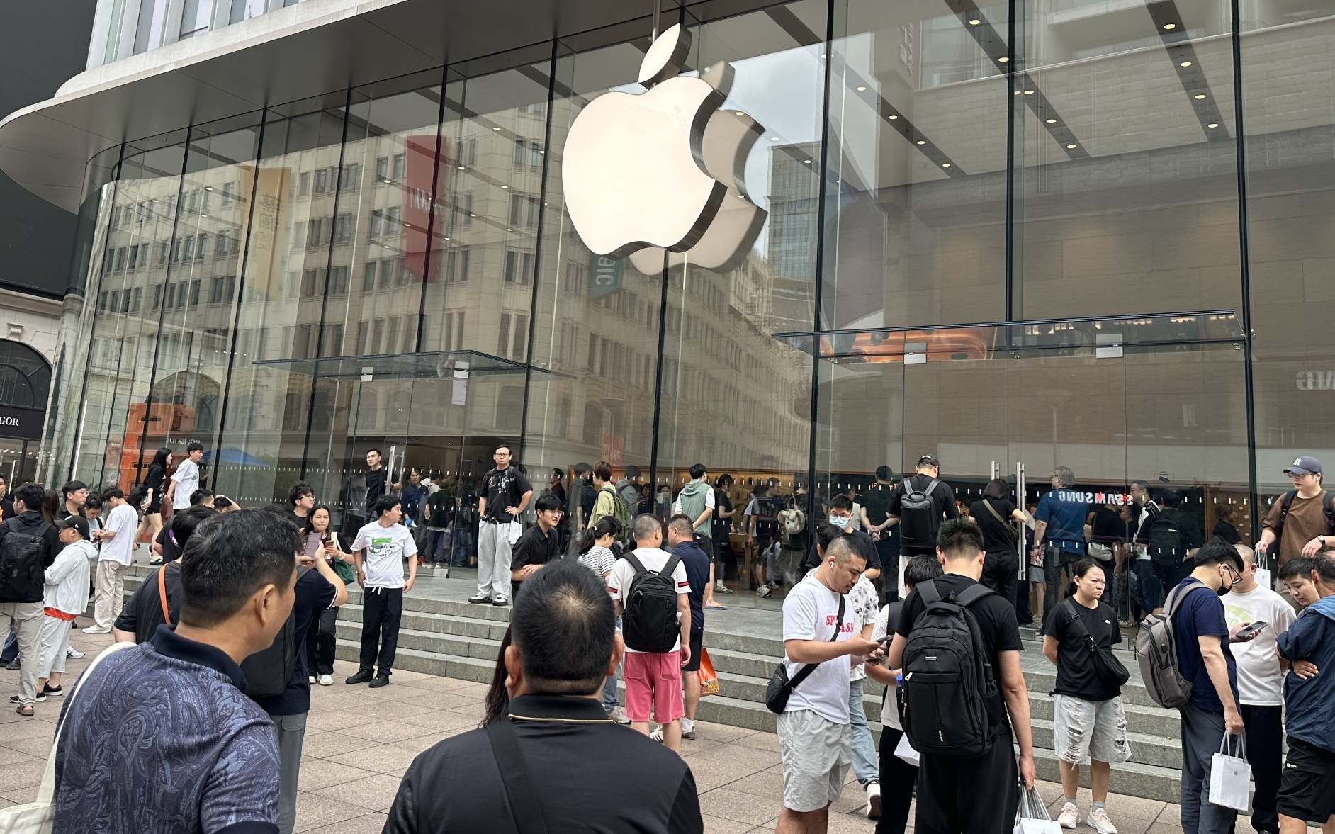 iPhone 17系列开售，华为出击！
