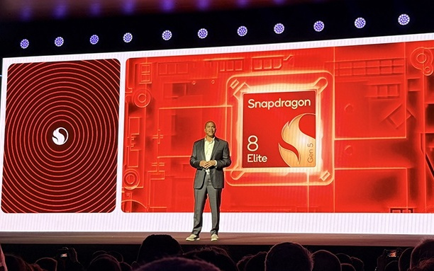 荣耀机器人手机亮相MWC！高通Chris Patrick演讲：助力双旗舰加速个人AI体验