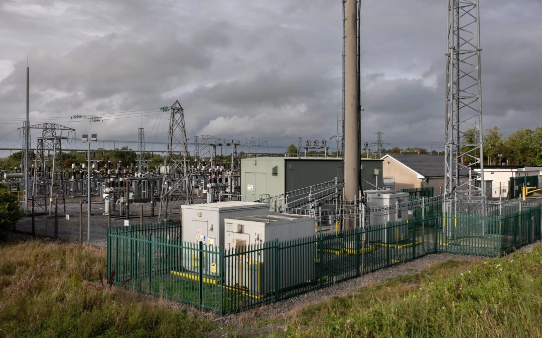 买得到芯片的美国科技巨头，买不到电了。