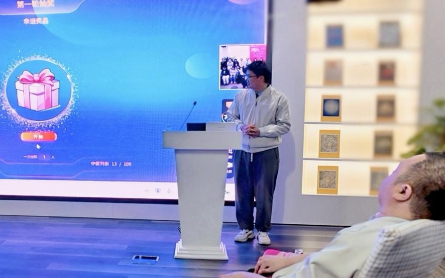 高位截瘫八年的他，用意念写下“福”字，祝福让他“重拾自由”的工程师们