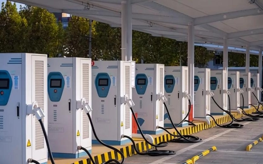 新能源汽车从排队充电到“潮汐充电”，今年春运高速补能有了新答案