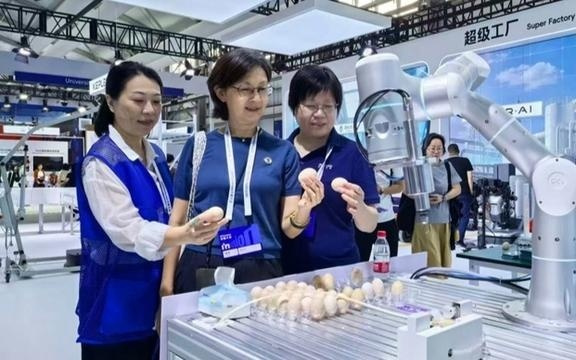 外滩大会上的这位“银发宣讲者”，称自己是数字科技“摆渡人”