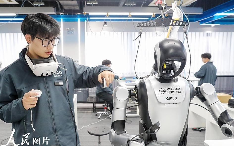 山东青岛：“00后”为机器人当“启蒙老师”