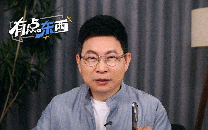 余承东晒华为 Mate 70 Air 真机：7 英寸屏，红枫影像、立体音效