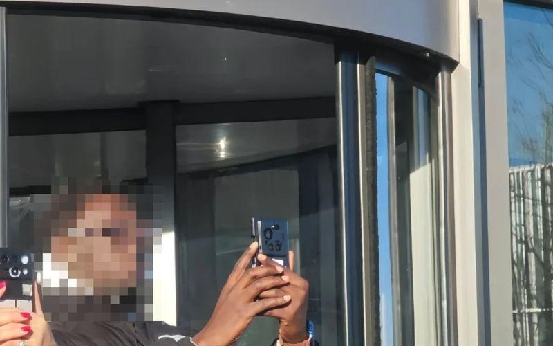 小米17 Ultra手机原型照片曝光，后置矩形三摄布局