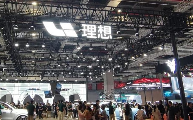 理想汽车2025年营收破千亿,连续三年盈利,李想:2026年实现超20%增长