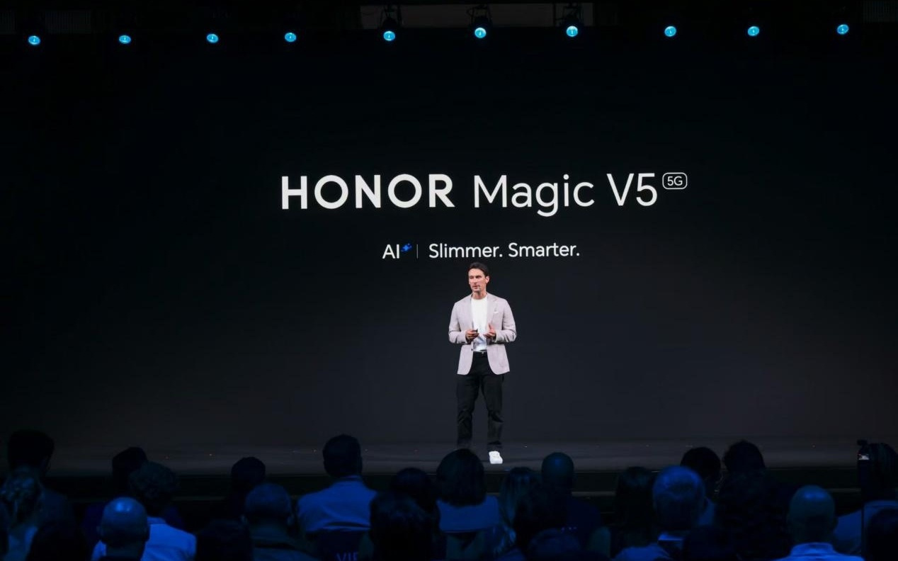 荣耀Magic V5西欧登场：全球首个端侧语音大模型，阿尔法战略提速