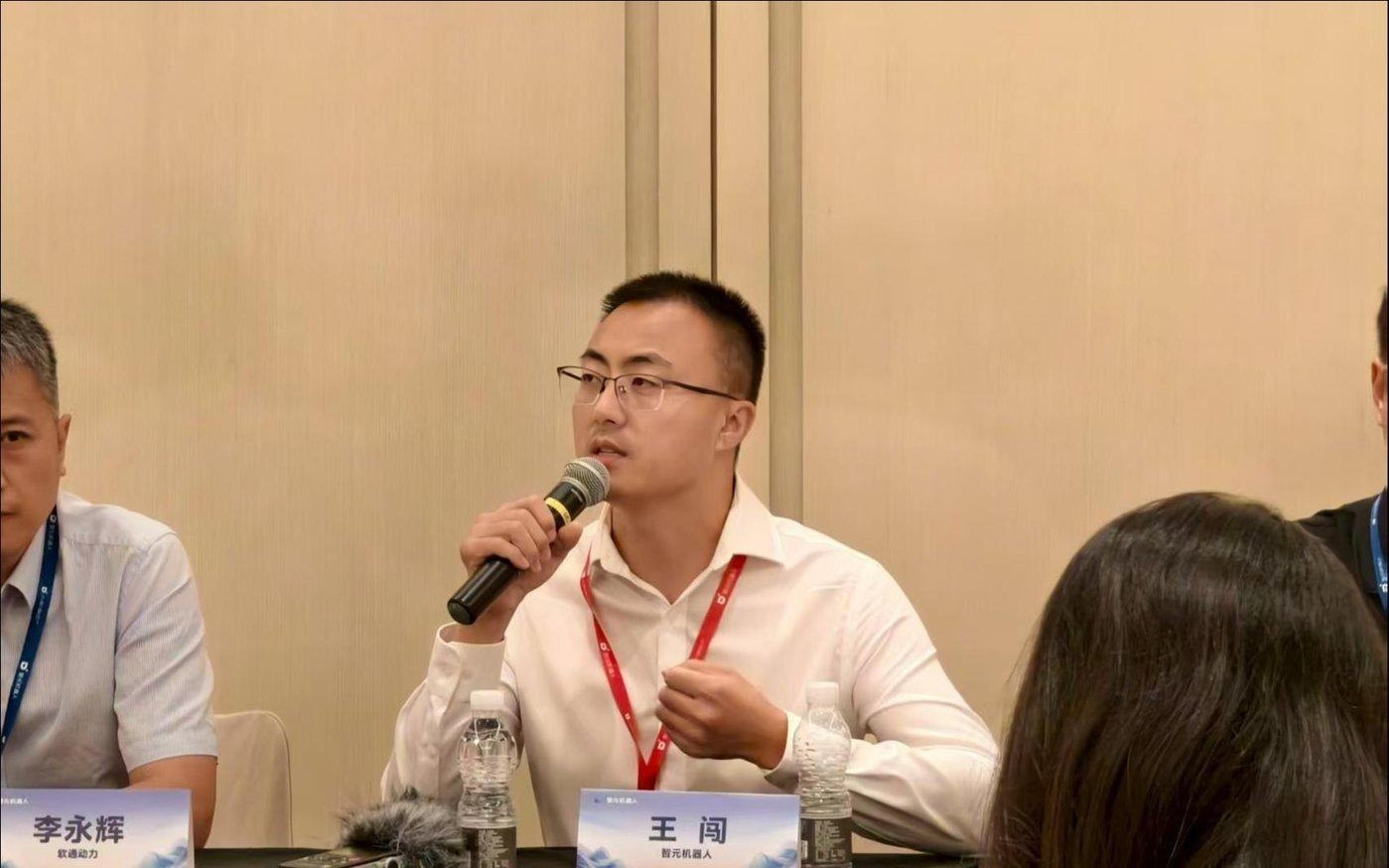 对话智元王闯：机器人硬件不是“瓶颈”，未来1-2年人形机器人技术不会收敛